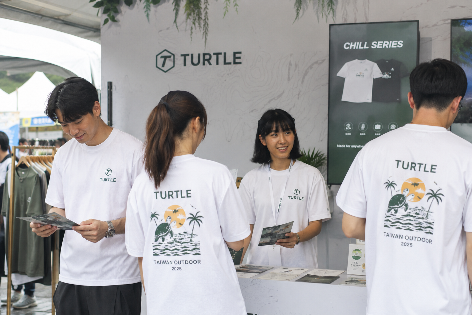 客製化涼感衣企業活動情境圖，展場工作人員穿著厚磅短袖涼感衣印製品牌Logo，展現團體服客製的專業形象、厚挺版型與清爽機能